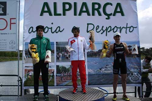 A baixa temperatura da água da Barragem Alpiarça não impediu que o triatleta Bruno Matheus conquistasse mais um pódio na carreira / Foto: Ricardo Aurélio